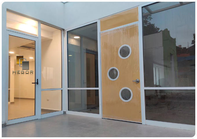 puerta de acceso con mirilla