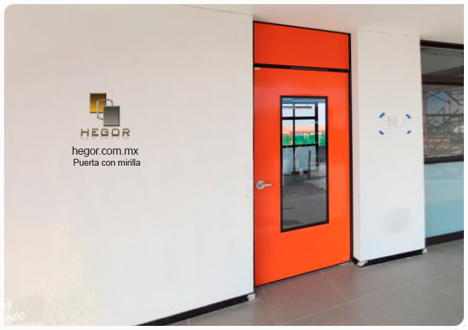 puerta de acceso con mirilla