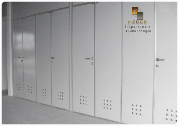 puerta de acceso con rejilla
