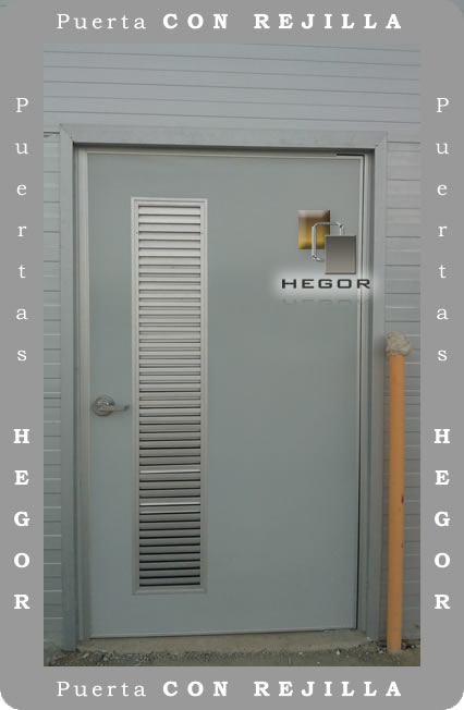 puerta de acceso con rejilla