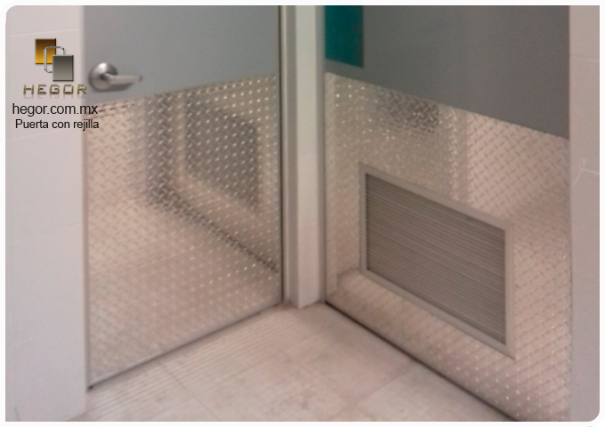puerta con rejilla puebla
